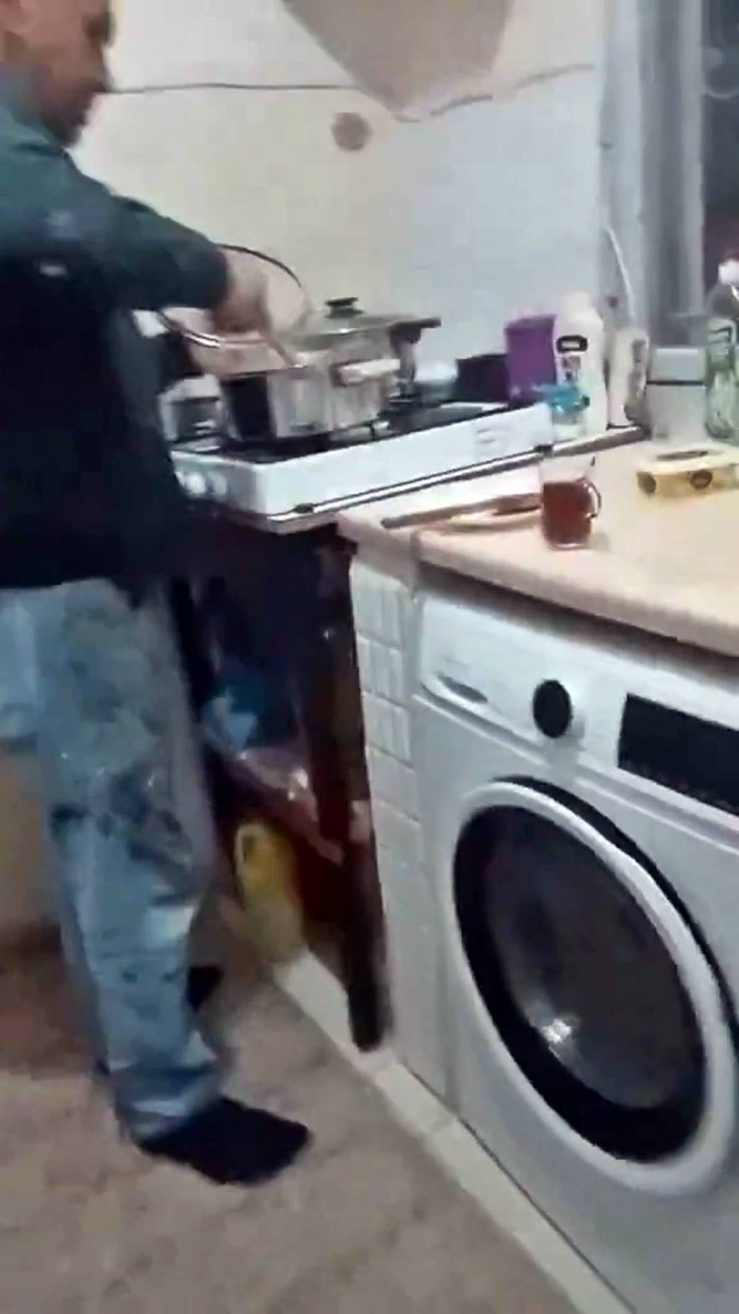 Çocuklarına hem baba, hem anne oldu: Duygulandıran videonun ardından dram çıktı! Evde yemek yapan baba beğeni topladı 21